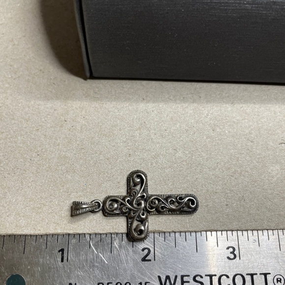 Vintage large sterling silver scroll work cross pendant. - Picture 10 of 11